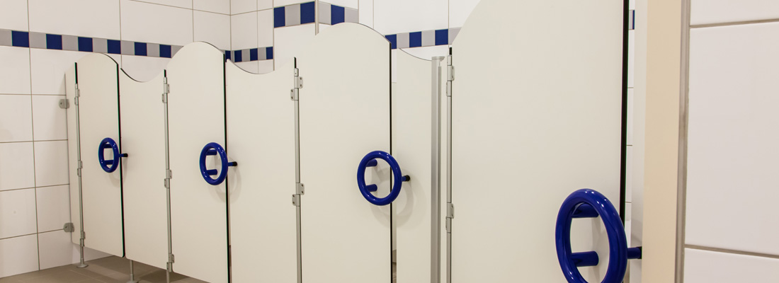 WC-Trennwand aus HPL - Kindergarten Ausf&uuml;hrung - Wellenform